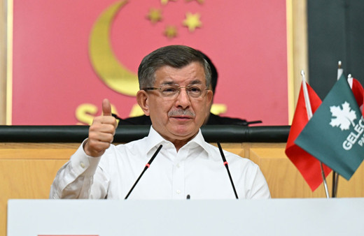 Ahmet Davutoğlu: Doları saçına dolayanlar diğer yanında 7 bin 500 lira emekliler