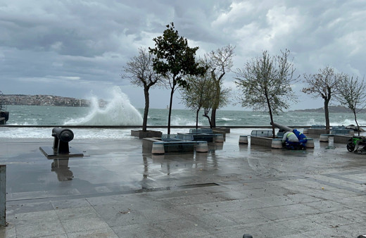 İstanbul'da fırtına, Beşiktaş sahilinde dalgalar oluştu