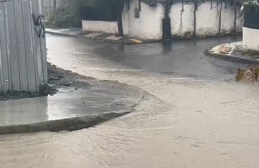 Arnavutköy'de sokaklar su altında kaldı, vatandaşlar zor anlar yaşadı