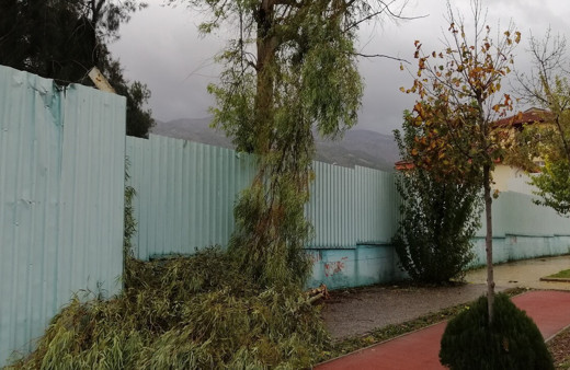 Manisa'da şiddetli fırtına hayatı olumsuz etkiliyor