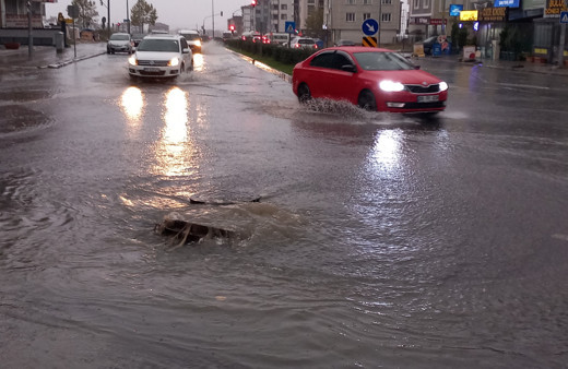 Tekirdağ'da şiddetli yağış hayatı olumsuz etkiledi