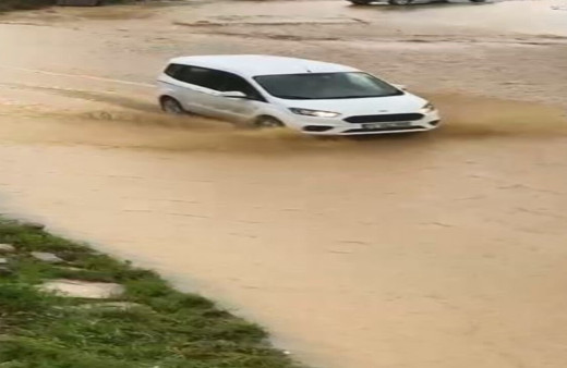 Tekirdağ'da sağanak yolları göle çevirdi, hayatı felç etti