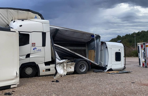 Bursa'da etkili olan fırtına Erikli Su Fabrikası'nın tırlarını ters çevirdi