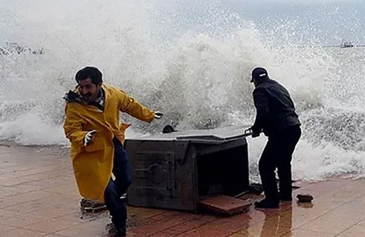 Fırtına vurdu okullar tatil edildi! Bursa'da fırtına  önüne geleni devirdi,