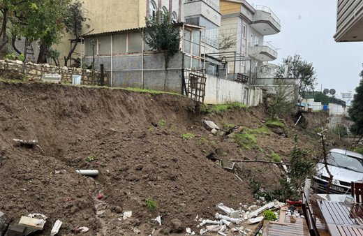 İstanbul'da istinat duvarı çöktü: 2 araç hasar gördü!