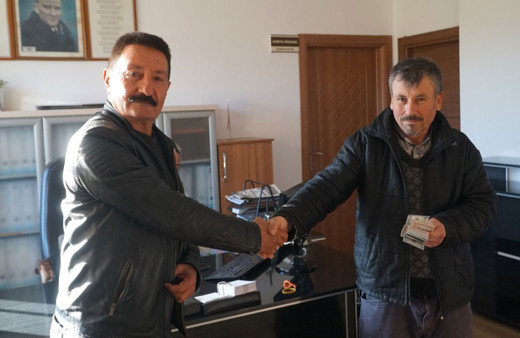 Şolda bulduğu 1050 doları sahibine teslim etti!
