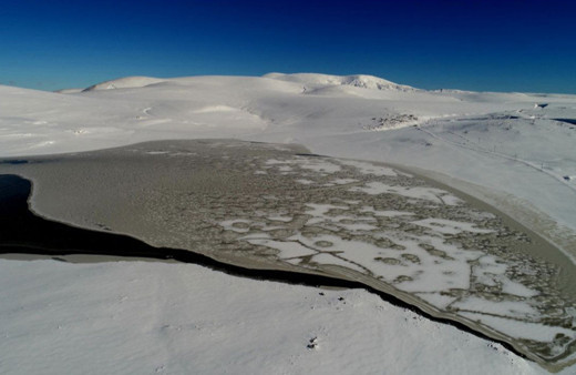 Erzurum'daki Kireçli Göleti'nin büyük bölümü buz tuttu!