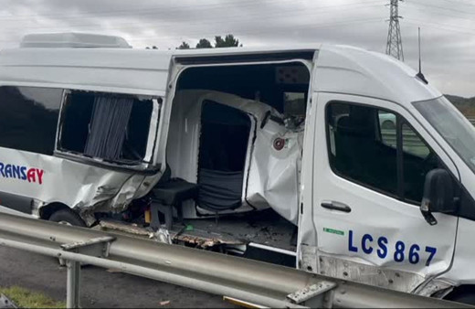 İstanbul'da bariyere çarpan minibüsteki 6 kişi yaralandı!