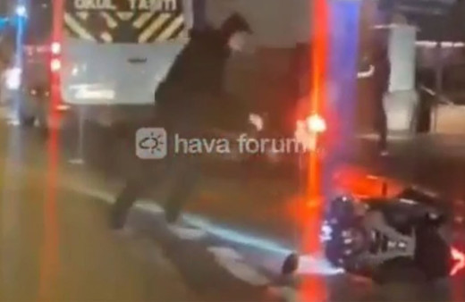 Bursa'da fırtına önüne geleni uçurdu! İşte motokuryenin fırtınayla mücadelesi...