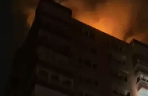 Kadıköy'de apartmana yıldırım düştü, çatı katı alev alev yandı