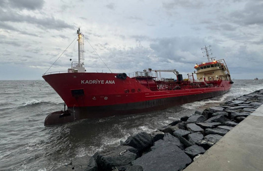 İstanbul'da karaya oturan tankerdeki mürettebat kurtarıldı!