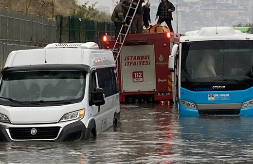 38 kişi göle dönen yolda mahsur kaldı, itfaiye erinin yaptığı 'helal olsun' dedirtti