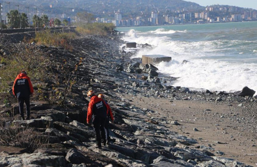 Rize’de dalgalar arasında kaybolan kadını arama çalışmaları sürüyor!