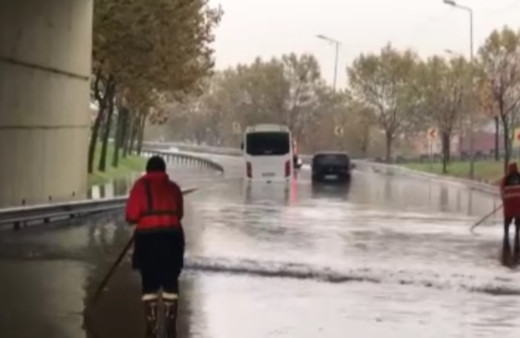 Esenler'de alt geçit göle döndü, minibüs mahsur kaldı