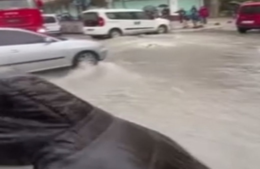 Küçükçekmece’de rögarlar taştı, binaları su bastı