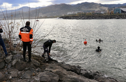 Trabzon'da dalgalara kapılan 2 kişiyi arama çalışmaları devam ediyor