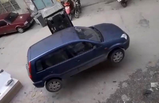 Yanlış park edilen aracın sahibini bulamayınca çözümü böyle buldu