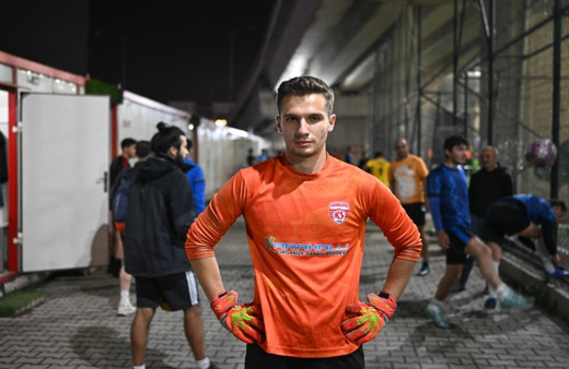 Kaleye geçecek oyuncusu olmayan takımların bekçiliğini yaparak para kazanıyor