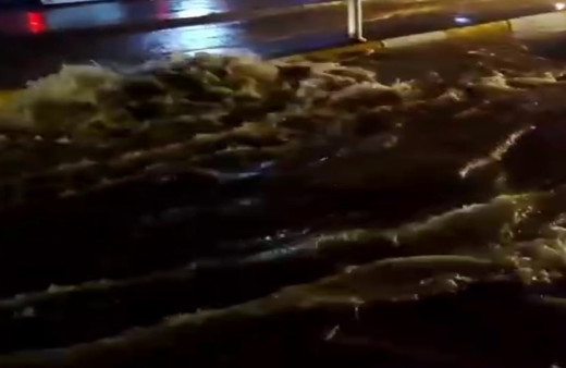 Pendik’te kanalizasyon borusu patladı, cadde göle döndü