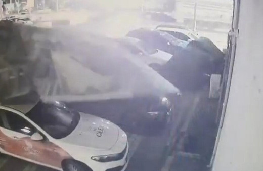 Bursa’da fırtına çatıları, tabelaları uçurdu