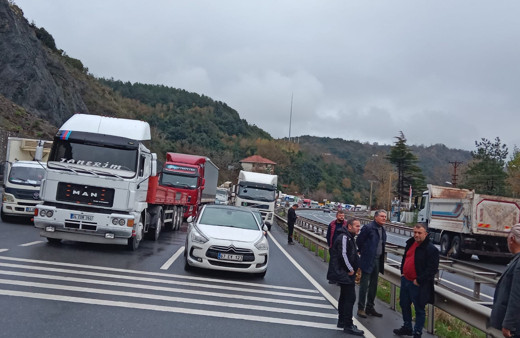 Alaplı - Kdz Ereğli karayolu heyelan nedeniyle trafiğe kapandı