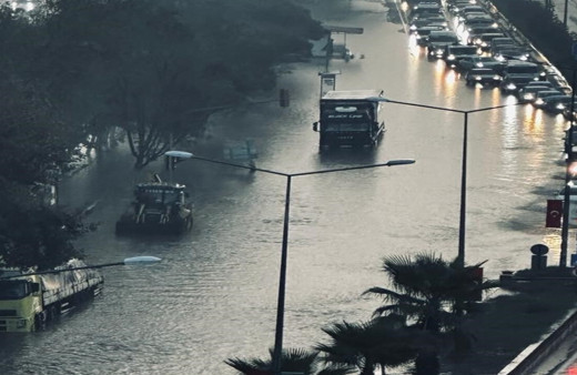 İncirliova yolu göle döndü, sürücüler zor anlar yaşadı