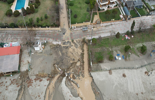 Silivri’de selden zarar gören evlerin hasarı giderilmeye başlandı
