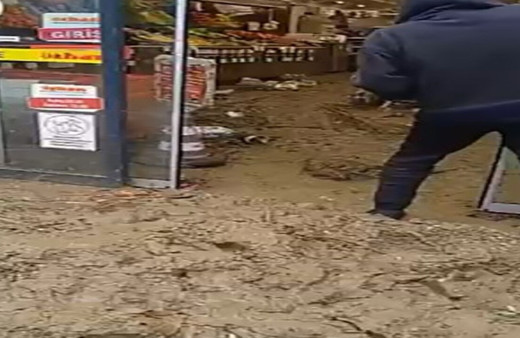 Mudanya’da şiddetli fırtına ve yağış sebebiyle dere taştı