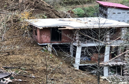 Arhavi’de heyelan, evler zarar gördü