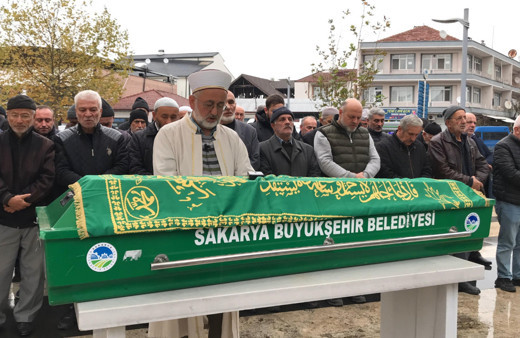 Evinin salonunda ölü bulunmuştu, kız kardeşinin yanına defnedildi