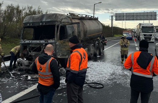 İstanbul'da lastiği patlayan tutkal yüklü tanker yandı!