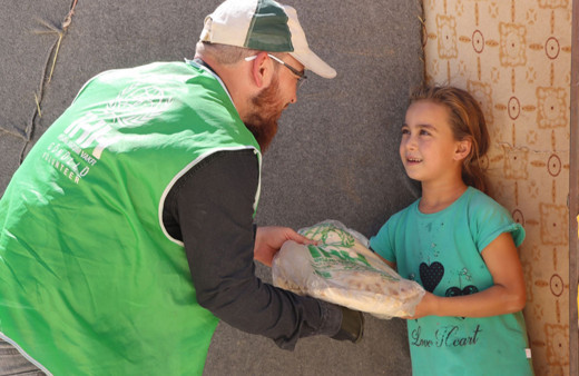İHH'den Suriye'deki kamplara ekmek ve sıcak yemek yardımı
