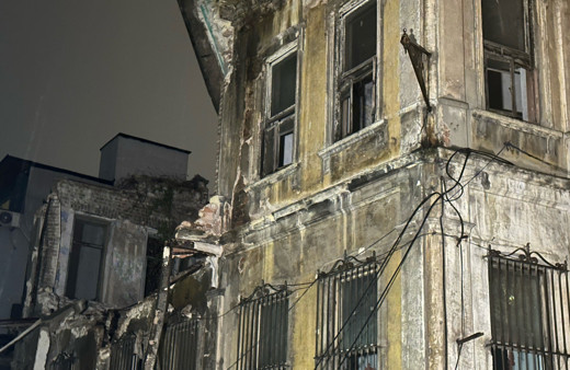 Fatih'te metruk binada kısmi çökme meydana geldi