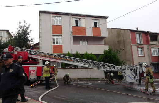 Sultanbeyli’de 3 katlı binanın çatısı alev alev yandı