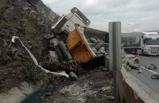 Bilecik'te taş yüklü kamyon devrildi, 1 hafif yaralı