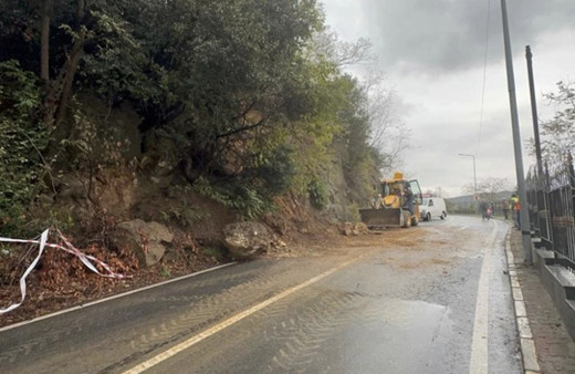 Sarıyer'de dev kaya parçası yola düştü! Olası bir faciadan dönüldü