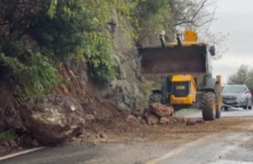 Sarıyer’de dev kaya parçası toprakla birlikte yola yuvarlandı