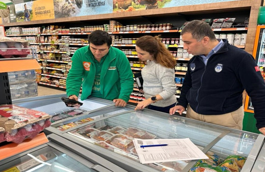 Antalya'da zabıta ekiplerinden marketlere denetim