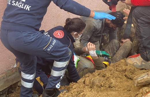 Meydana gelen toprak kaymasında toprağa gömüldü, kazı çalışmasıyla kurtarıldı