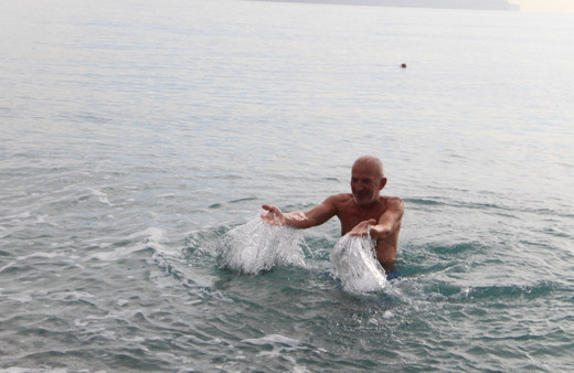 Antalya'da vatandaşlar aralık ayında deniz keyfi yaptılar