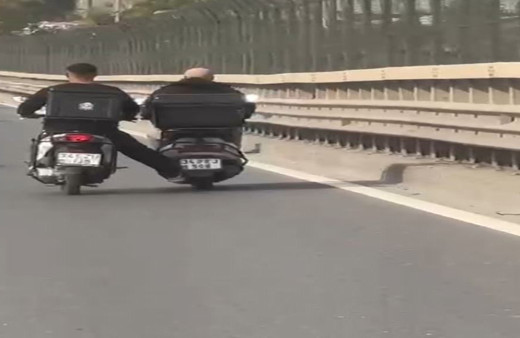 Bayrampaşa'da tehlikeli yolculuk kamerada, ayağıyla motosikleti itti