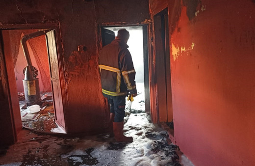 Muş'ta yabancı uyruklu ailenin çocuğu çakmakla oynadığı sırada evi yaktı