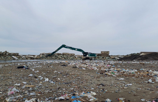 Kastamonu'da fırtınanın vurduğu ilçede sahil çöple kapandı