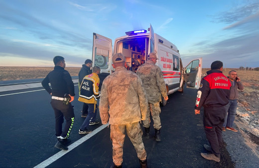 Siverek’te vinç şarampole devrildi, 2 kişi yaralandı