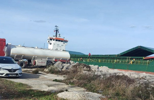 Sürüklenerek karaya oturan gemideki 50 ton yakıt için tahliye çalışması başlatıldı!