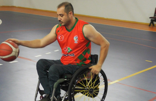 Yediği kurşunla felç olan Eyüp, yaşama basketbolla tutundu