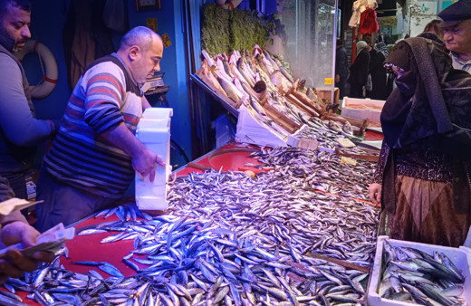Kilosu 50 liradan satılan hamsi için kuyruk oluşturdular