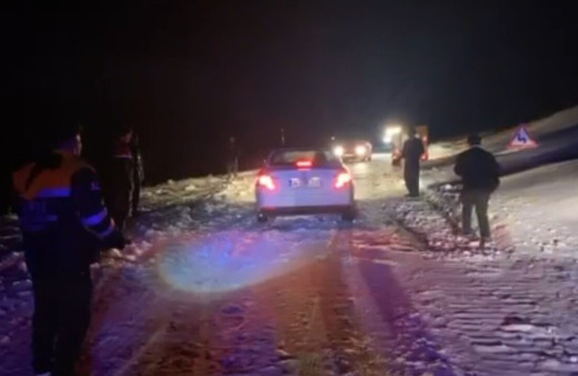 Yaylada kardan mahsur kalan Malezyalı 9 turist kurtarıldı