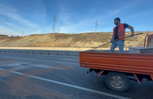 Sinop’ta kaygan yola kum döküldü