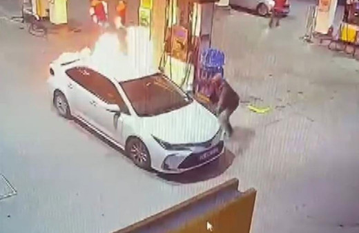 Benzin istasyonunda alev alan otomobil cayır cayır yandı!